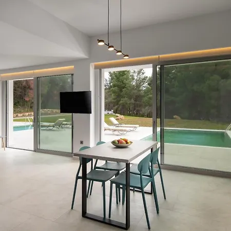 Botanic Pool 아파트 니키티